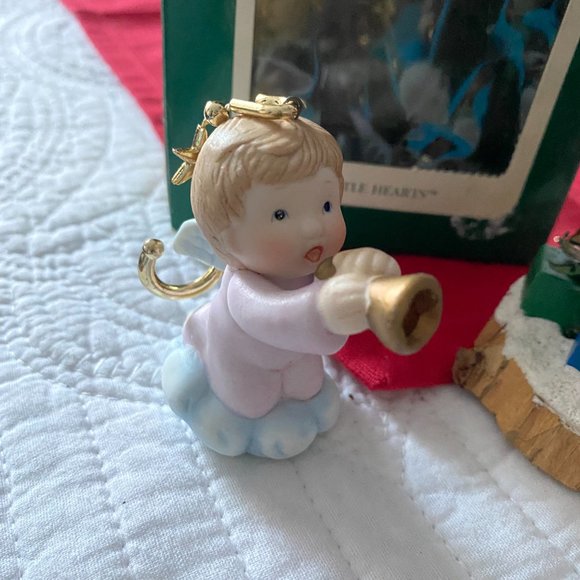 Christmas Ornaments Bisque Angel Baby & Carved Wood & Serving Display - Picture 2 of 9